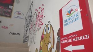 Gönüllü gençler, gençlik merkezinde aşılandılar